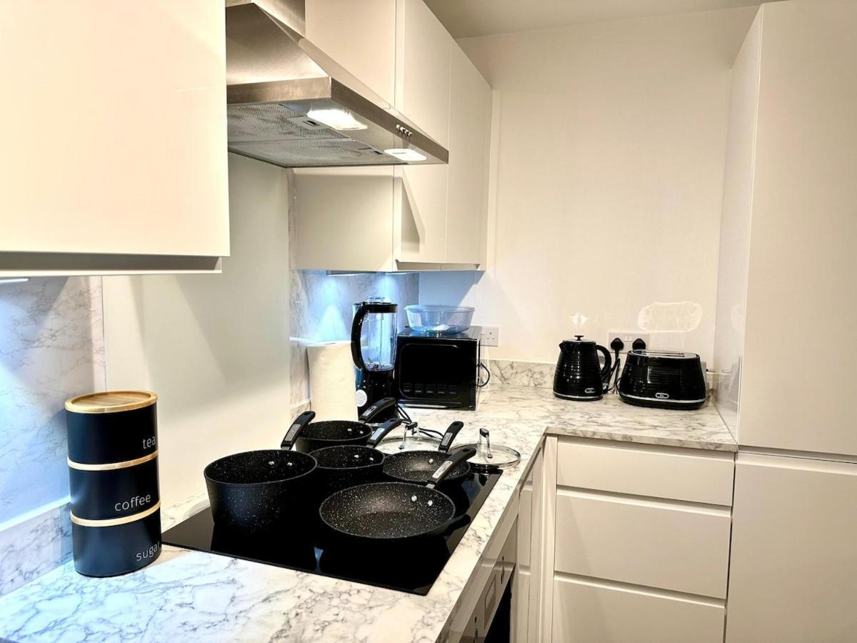 Stylish 2-bedroom In Apartment *