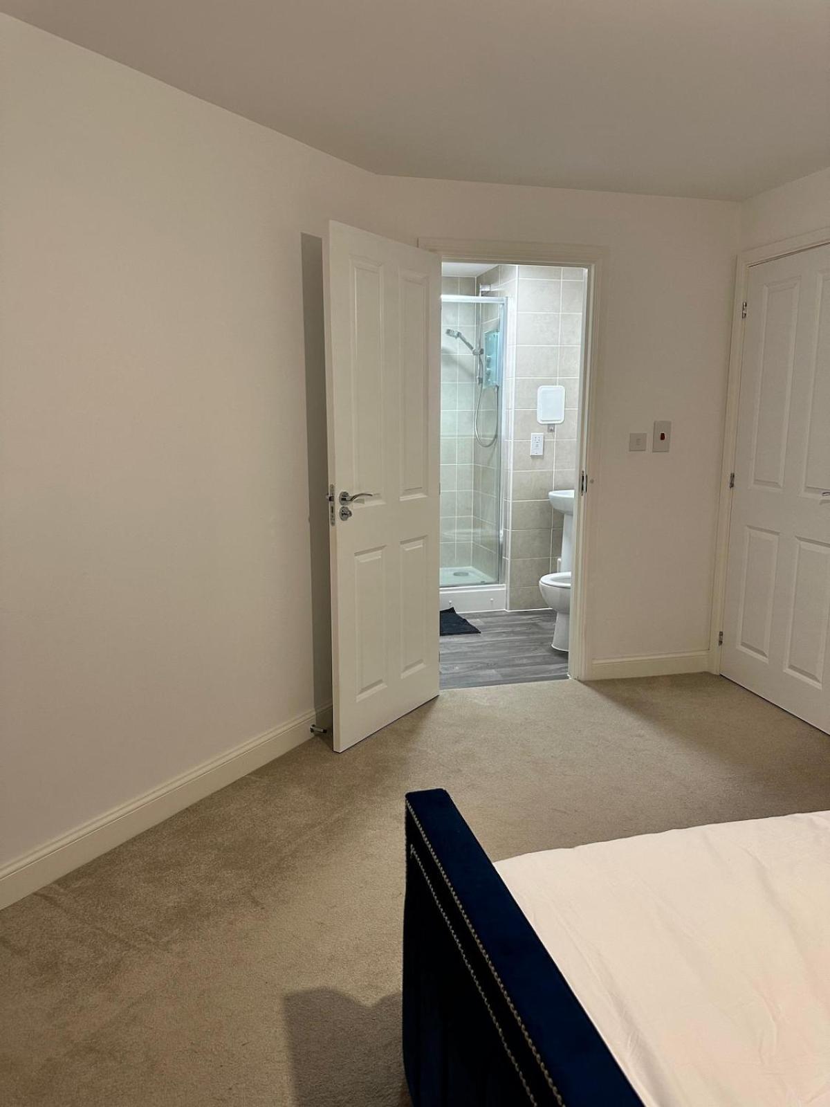 Stylish 2-bedroom In Apartment *
